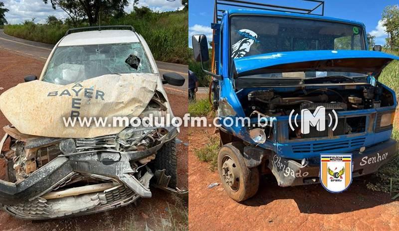 Homem fica gravemente ferido após colisão entre caminhão e picape em Serra do Salitre