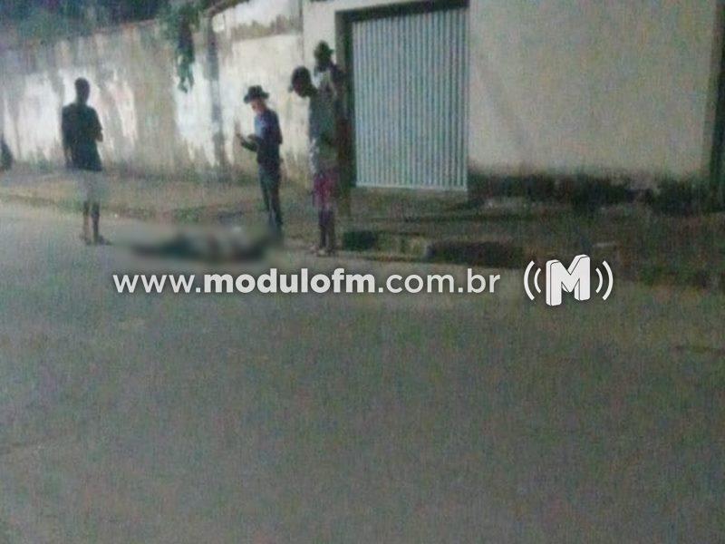 Jovem é gravemente ferido após ser atacado a pauladas...