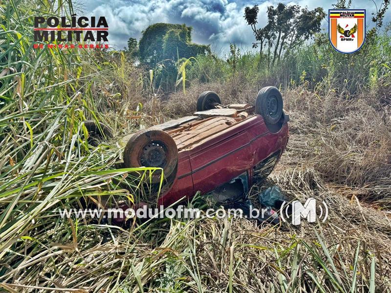 Veículo capota após motorista perder controle em curva na MGC-462 em Patrocínio