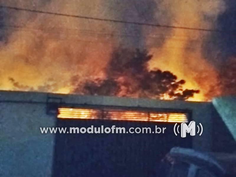 Bombeiros controlam incêndio em vegetação próximo à antiga Embaré em Coromandel