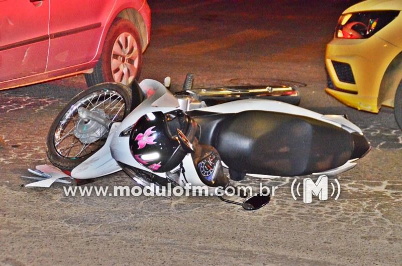 Jovem fica ferida em colisão entre carro e motocicleta em Patrocínio