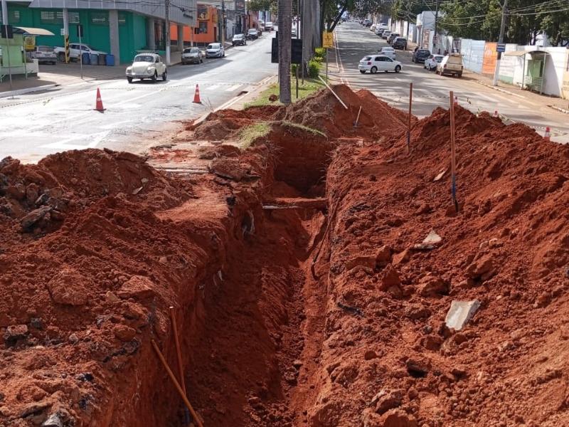 Por conta dos transtornos, população pede agilidade nas obras na avenida do Catiguá, cruzamento com a Faria Pereira
