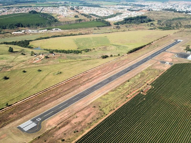 Prefeito discute ampliação da pista do Aeroporto Municipal para possibilitar voos regionais com aeronaves de maior porte
