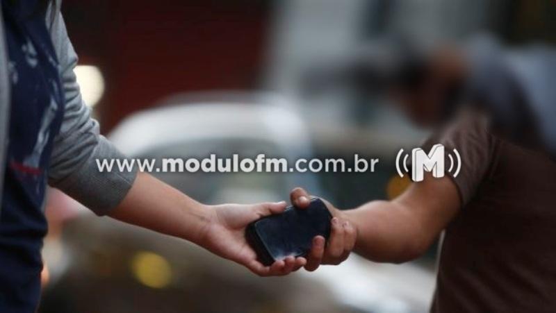 Veja o vídeo: Adolescente tem celular roubado por criminoso próximo à praça da Matriz em Patrocínio