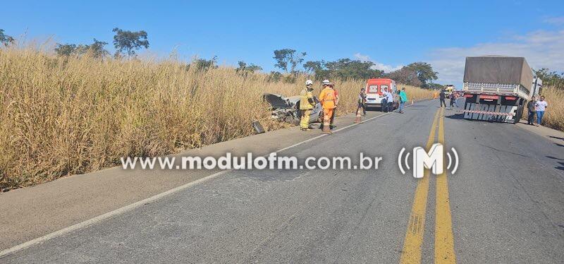 Imagem 6 do post Colisão frontal entre carro e caminhão deixa uma vítima fatal na BR-365