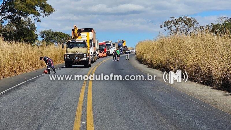 Imagem 5 do post Colisão frontal entre carro e caminhão deixa uma vítima fatal na BR-365