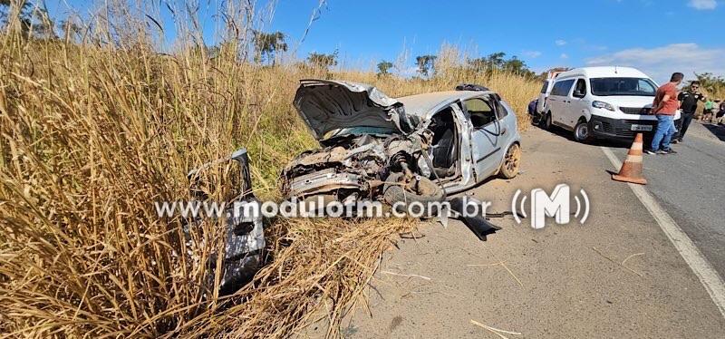 Colisão frontal entre carro e caminhão deixa uma vítima fatal na BR-365