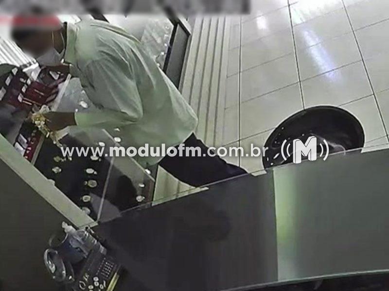 Criminosos armados assaltam joalheria no Centro de Coromandel, amarram vítimas e roubam joias e R$ 15 mil
