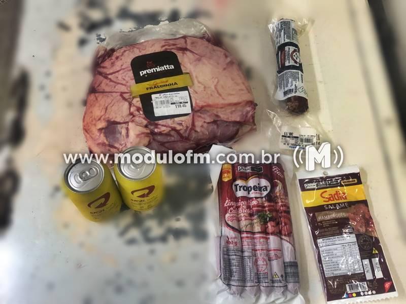Idoso com tornozeleira eletrônica é preso por furto de bebidas e carnes em supermercado e faz ameaça de morte para funcionário