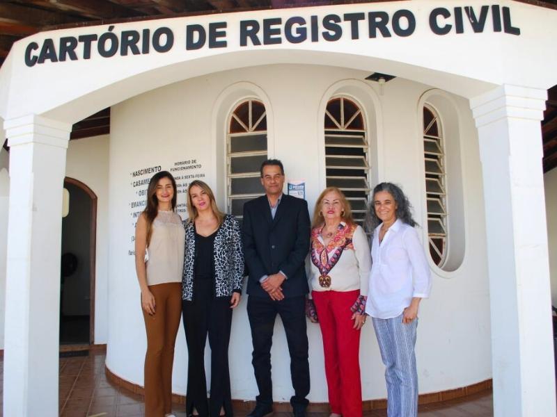 Juiz agradece ex-oficiala substituta do Cartório do Registro Civil de Patrocínio, Aparecida Rodrigues de Andrade, a Cidinha