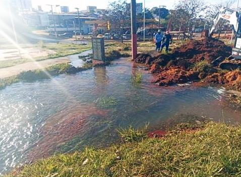 Rompimento de tubulação causa interrupção no abastecimento de água em Patrocínio