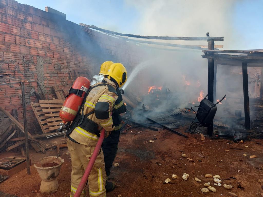 Crianças causam incêndio em barracão no Serra Negra e Corpo de Bombeiros age rápido para conter chamas