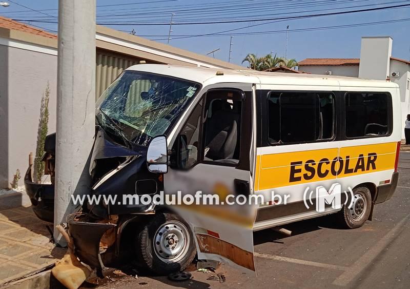 Grave acidente envolvendo van escolar e fusca deixa quatro feridos em Patrocínio