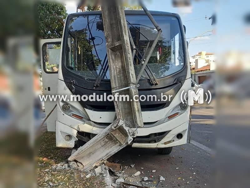 Motorista passa mal e colide micro-ônibus com pacientes contra veículos e poste em Patrocínio