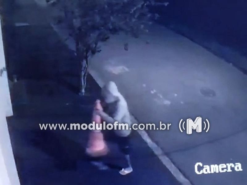 Vídeo: Indivíduo encapuzado é flagrado marcando residência com cone de sinalização e moradores temem crimes em Patrocínio