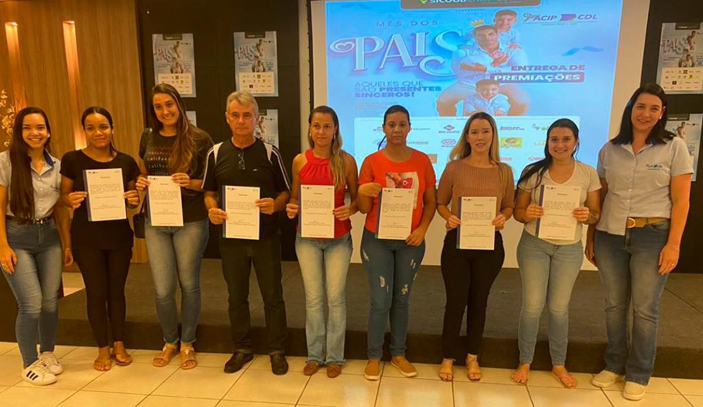ACIP/CDL realizam entrega de 22 vales-compras da campanha do Dia dos Pais