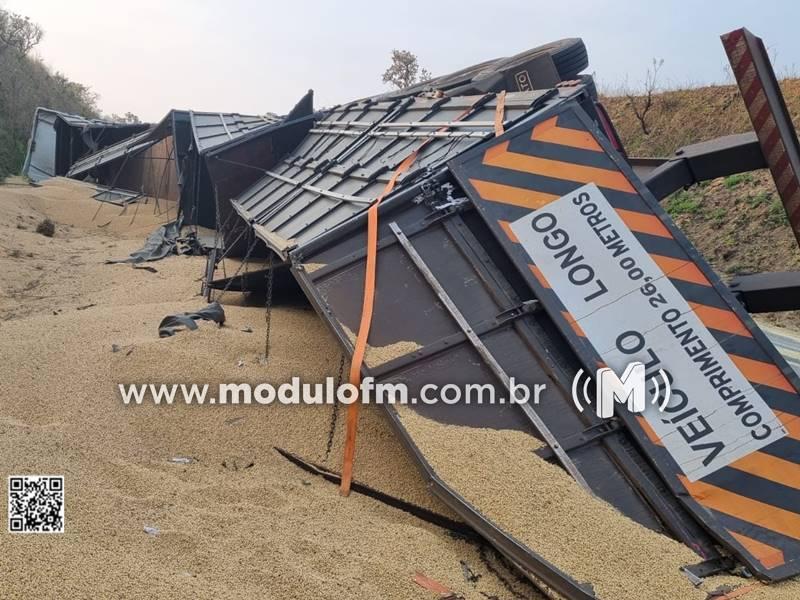 Caminhão bitrem com 49 toneladas de soja tomba e deixa MG-187 parcialmente interditada
