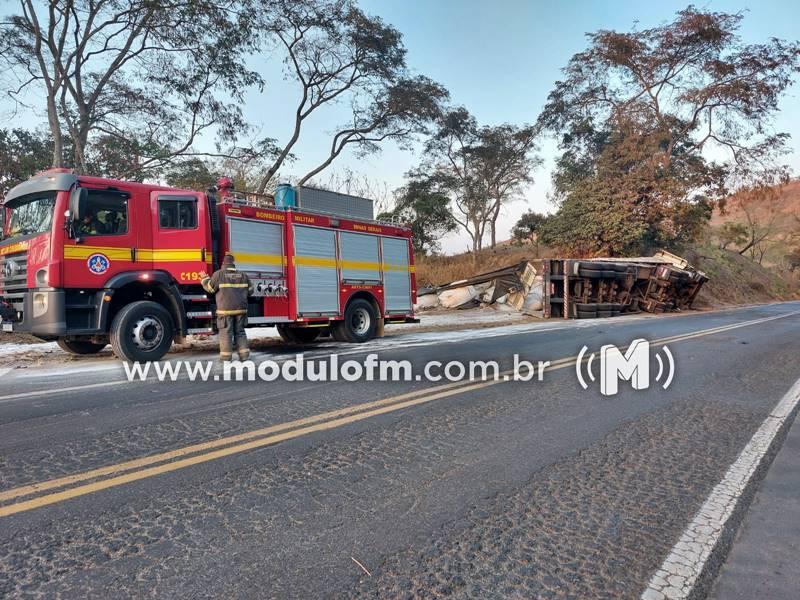 Carreta tomba ao desviar de colisão com caminhão na MG-187 em Serra do Salitre