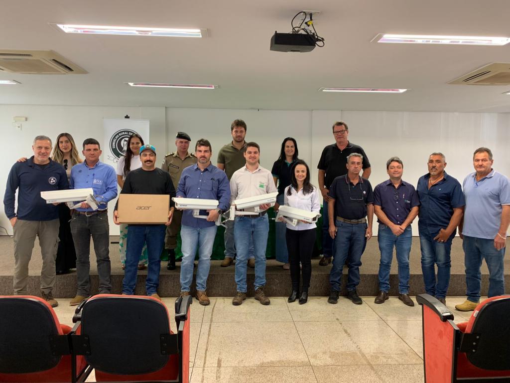 Conselho Rural de Segurança recebe doações de câmeras de videomonitoramento para o projeto Olho Vivo Rural