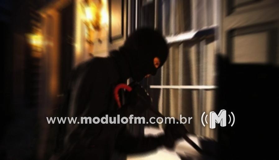 Criminosos invadem estacionamento de supermercado e furtam cervejas em Patrocínio