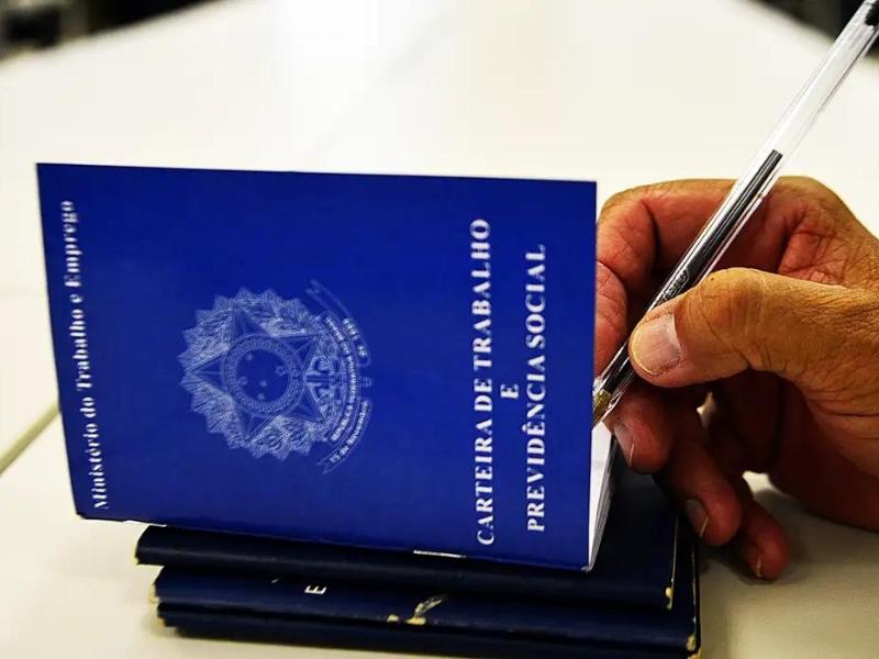 Desemprego no Brasil cai para 6,8% no trimestre encerrado em julho, diz IBGE