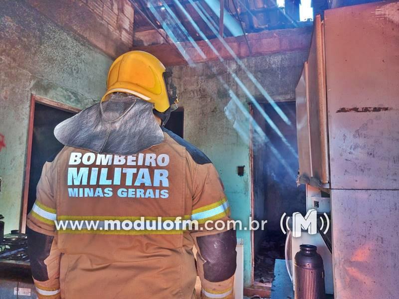 Homem é preso após incendiar casa e ameaçar companheira em Patrocínio
