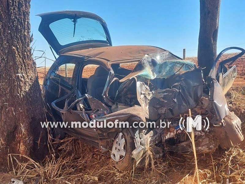 Jovem de 23 anos sofre traumatismo craniano após colisão com árvore entre Guimarânia e Cruzeiro da Fortaleza