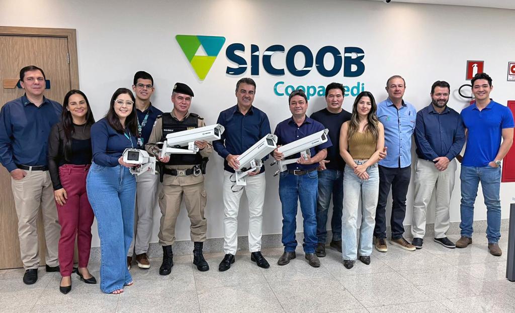 Sicoob Coopacredi doa dois pares de câmeras para o Projeto Olho Vivo Rural