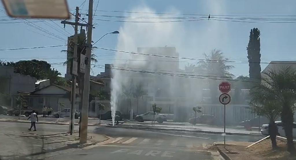 Adutora rompe na Av. Dom José André Coimbra e água jorra por vários metros; VEJA FOTOS E VÍDEOS