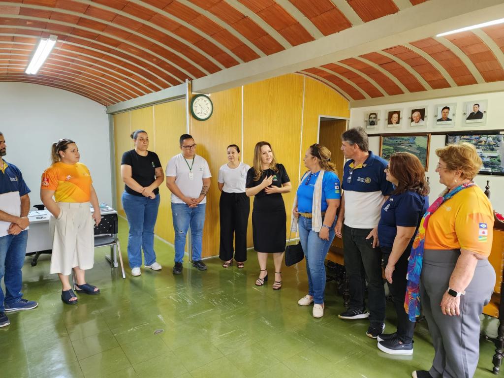 Governadora distrital do Rotary Internacional visitou a APAE de...