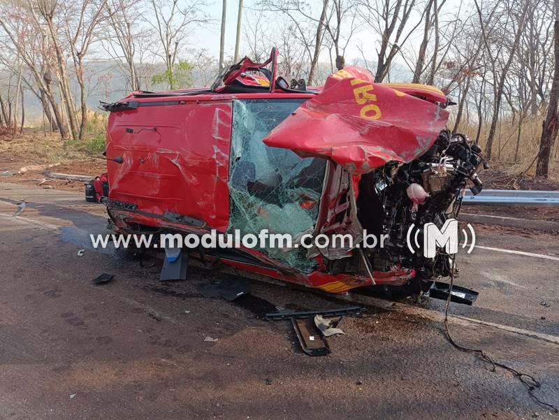 Grave acidente deixa seis feridos e destrói viatura do Corpo de Bombeiros, interditando a BR-365 no sentido Patrocínio-Uberlândia