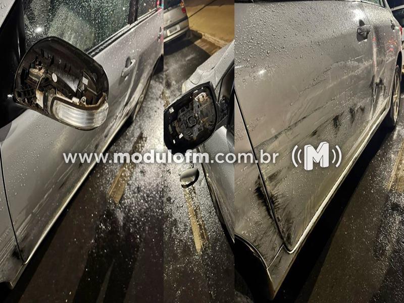 Polícia procura por dois veículos suspeitos de participarem de racha e colidirem contra carro estacionado em Patrocínio