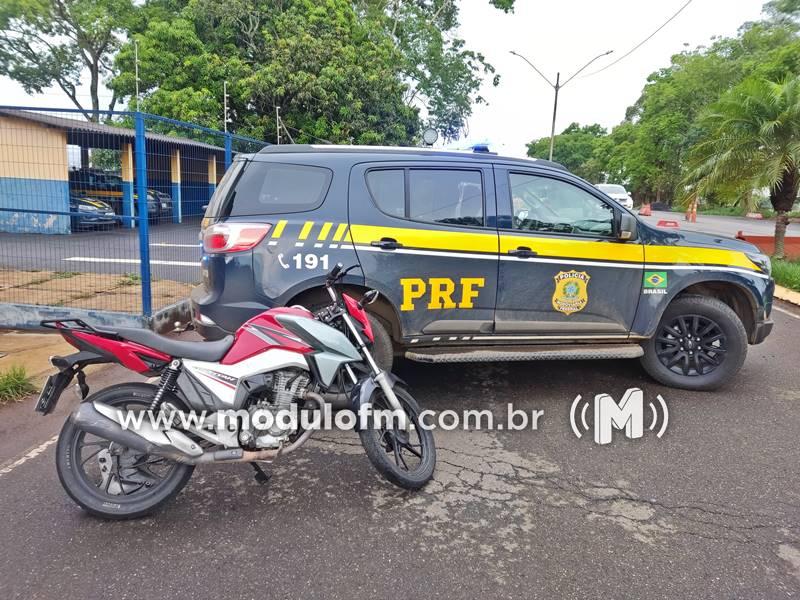 PRF recupera moto furtada e clonada em ônibus na BR-365