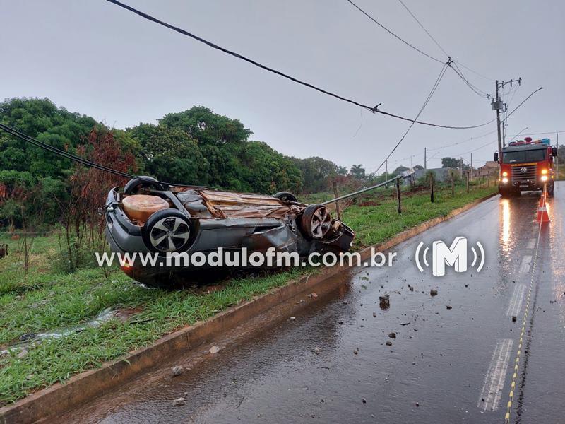 Veículo capota após colisão com poste e condutor escapa por pouco de choque elétrico em Patrocínio