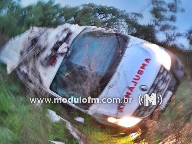 Três ficam feridos em capotamento de ambulância na BR-262; veículo havia saído de Patrocínio com destino ao Rio de Janeiro