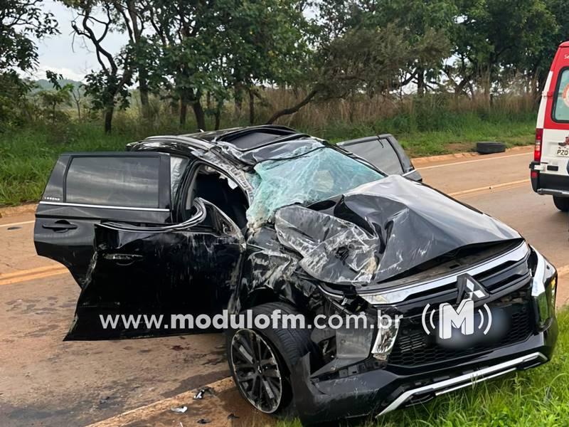 Manobra malsucedida provoca colisão entre dois veículos com feridos na BR-352 em Abadia dos Dourados