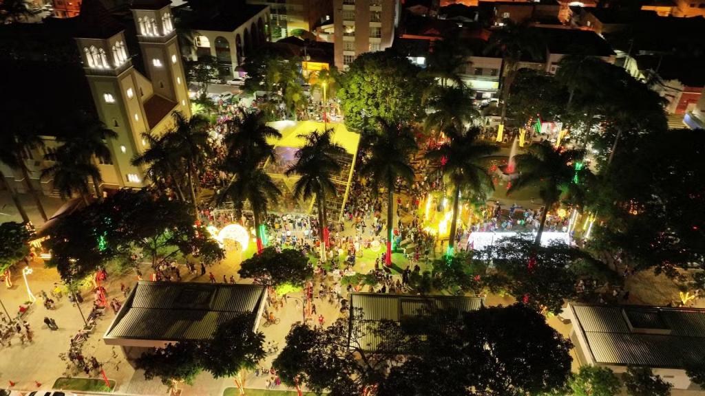 NATAL: Comércio de Patrocínio já funciona em horário especial...