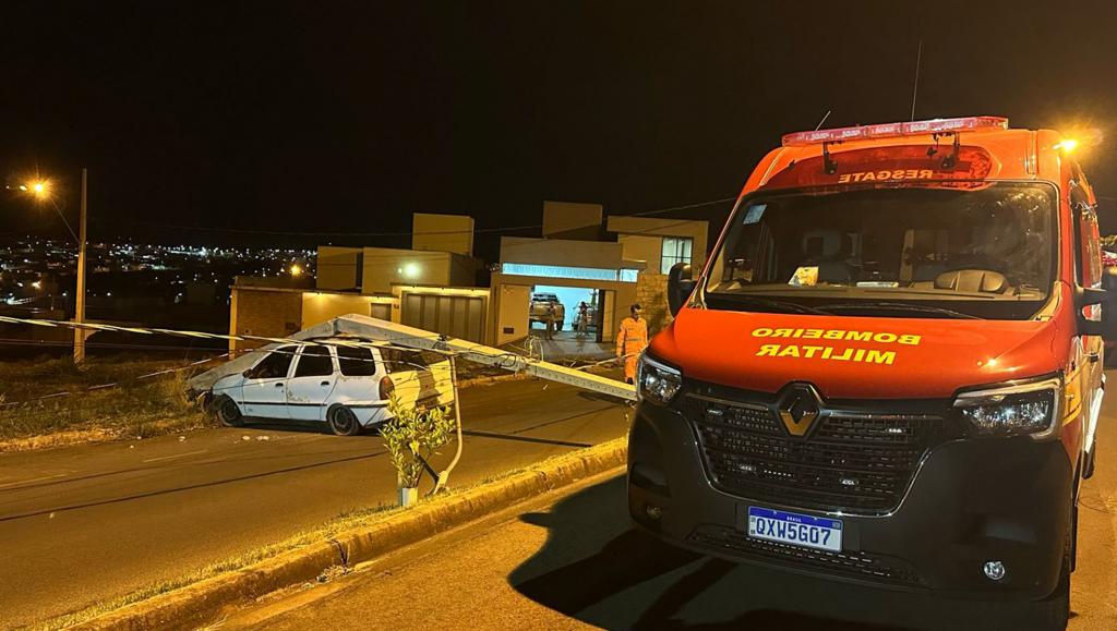 Condutor abandona veículo após colisão contra poste no Bairro Santo Antônio