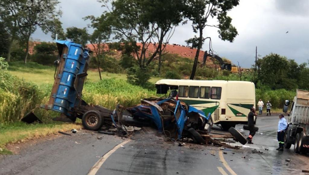 Dois homens morrem e um fica ferido em grave acidente na BR-146