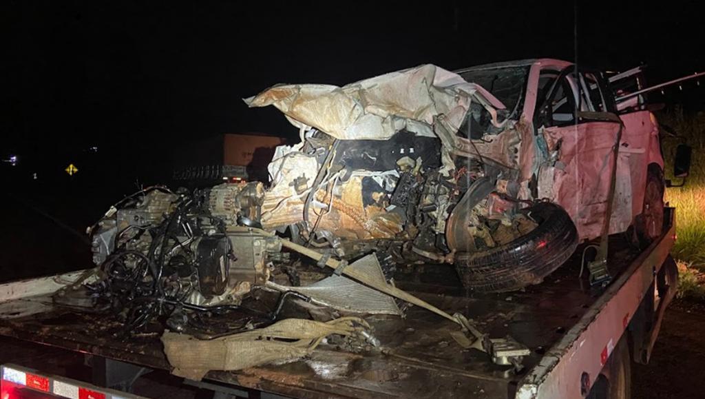 Grave acidente na BR-365 deixa dois mortos e dois feridos