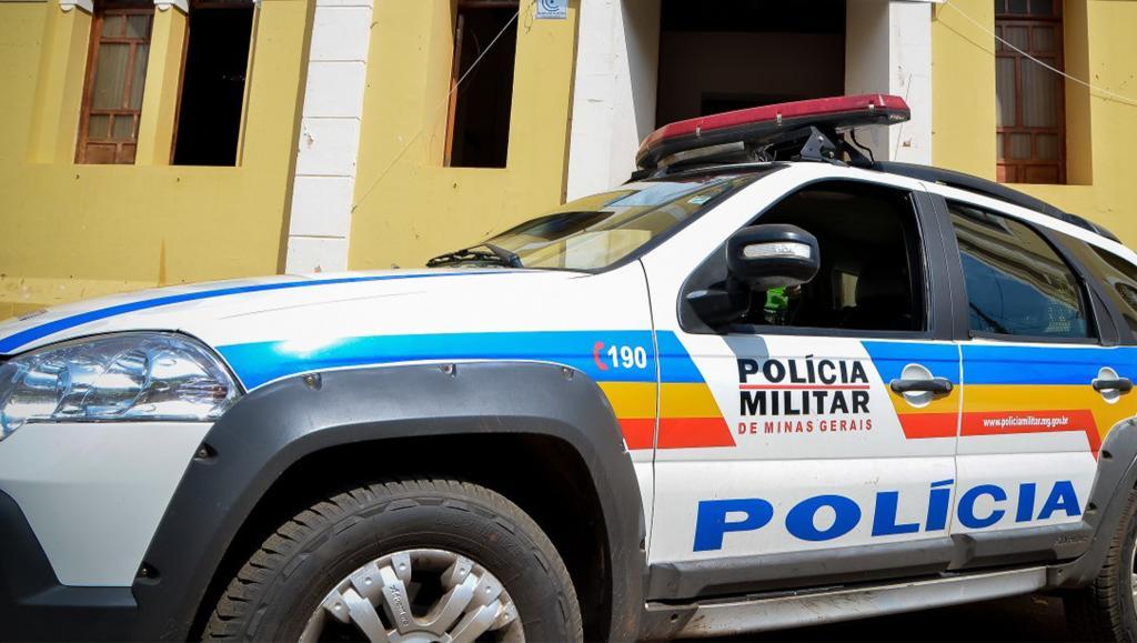 Homem invade casa da ex-companheira, ameaça e furta pertences, em Monte Carmelo