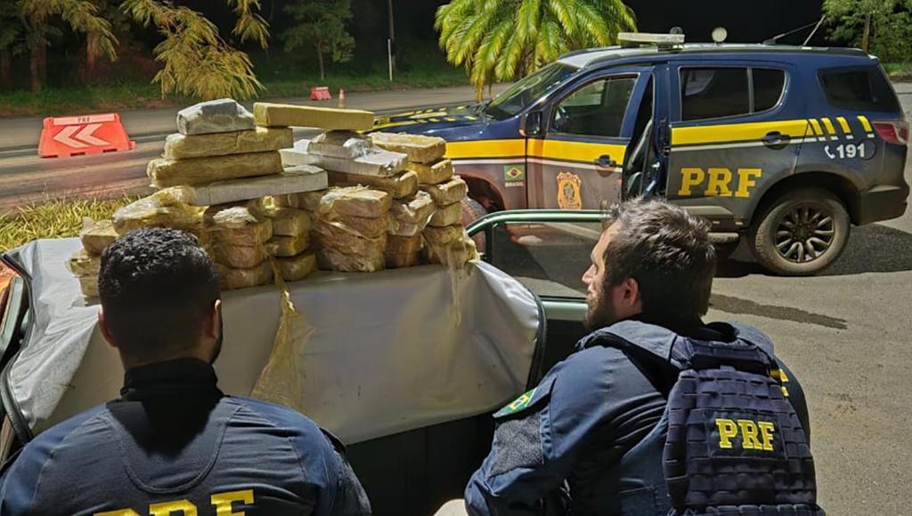 PRF de Patos de Minas prende homem com 33 tabletes de maconha escondidos em veículo