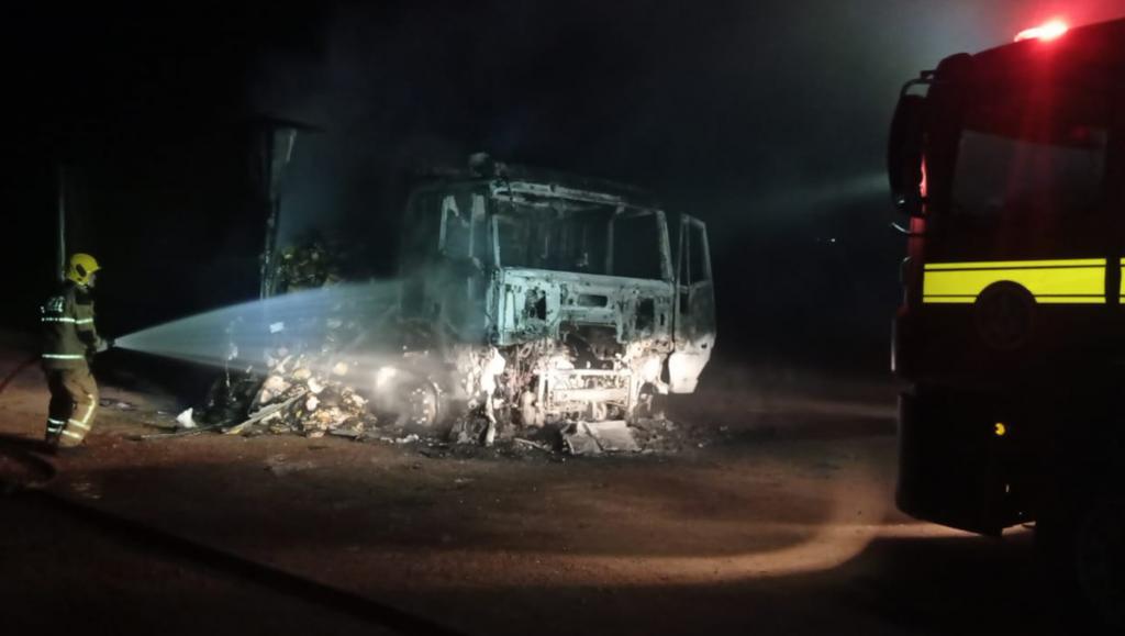 Caminhão com carga de alimentos é destruído por incêndio em estacionamento de empresa na BR-365 em Patrocínio