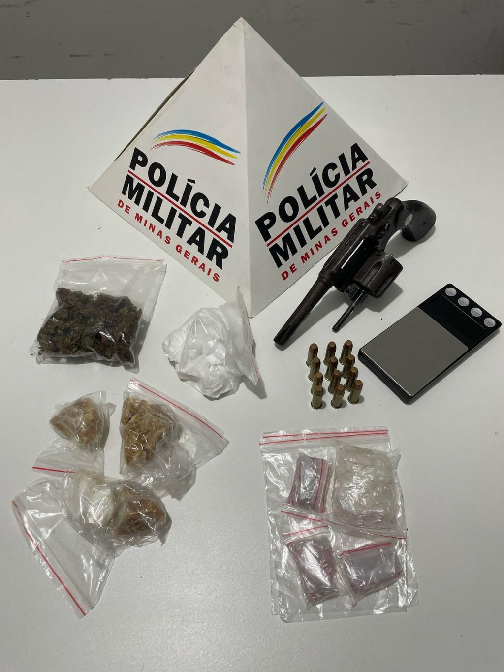 Homem é preso com arma, munições e grande quantidade de drogas em táxi em Serra do Salitre