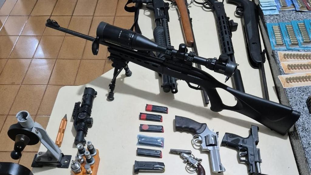 Homem é preso em Monte Carmelo com arsenal de armas e munições