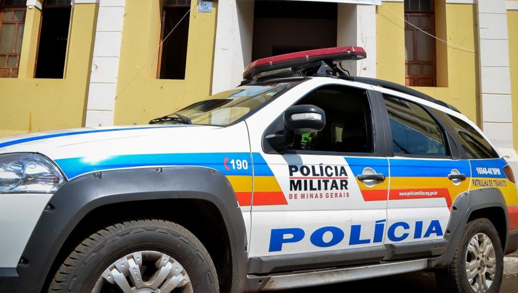 Homem tem celular furtado de dentro do carro no bairro São Benedito