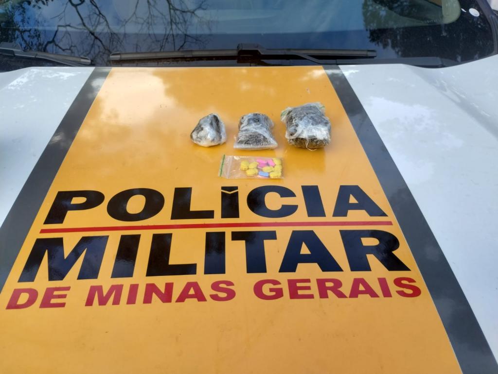 Jovem é preso por tráfico de drogas na MG-190, em Monte Carmelo