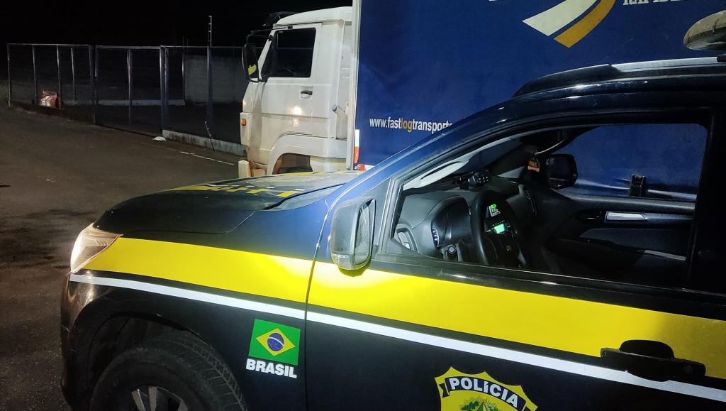 PRF recupera caminhão clonado na BR-365 em Patos de Minas
