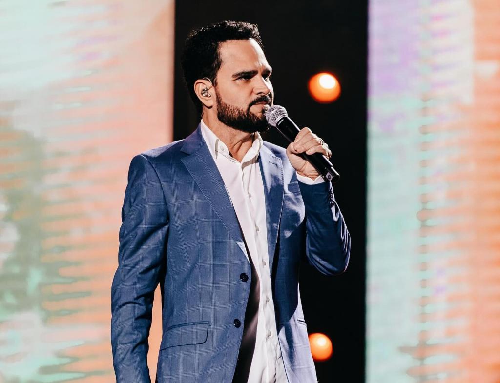Show de Luciano Camargo abre nesta noite fase de shows e rodeios na arena da Fenacafé 2025