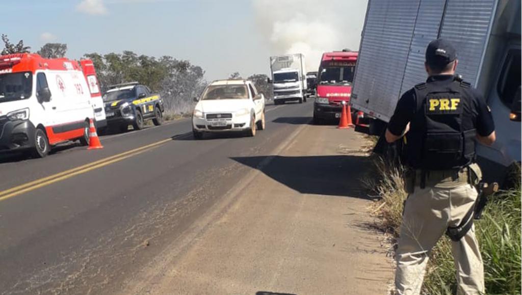 Incêndio às margens da BR-365 provoca colisão entre caminhões...